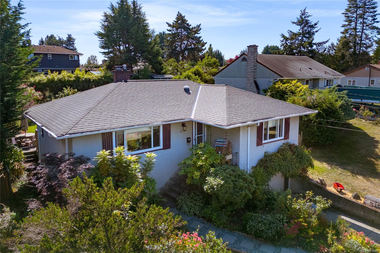 645 Baker St, Saanich, BC V8Z 2H8