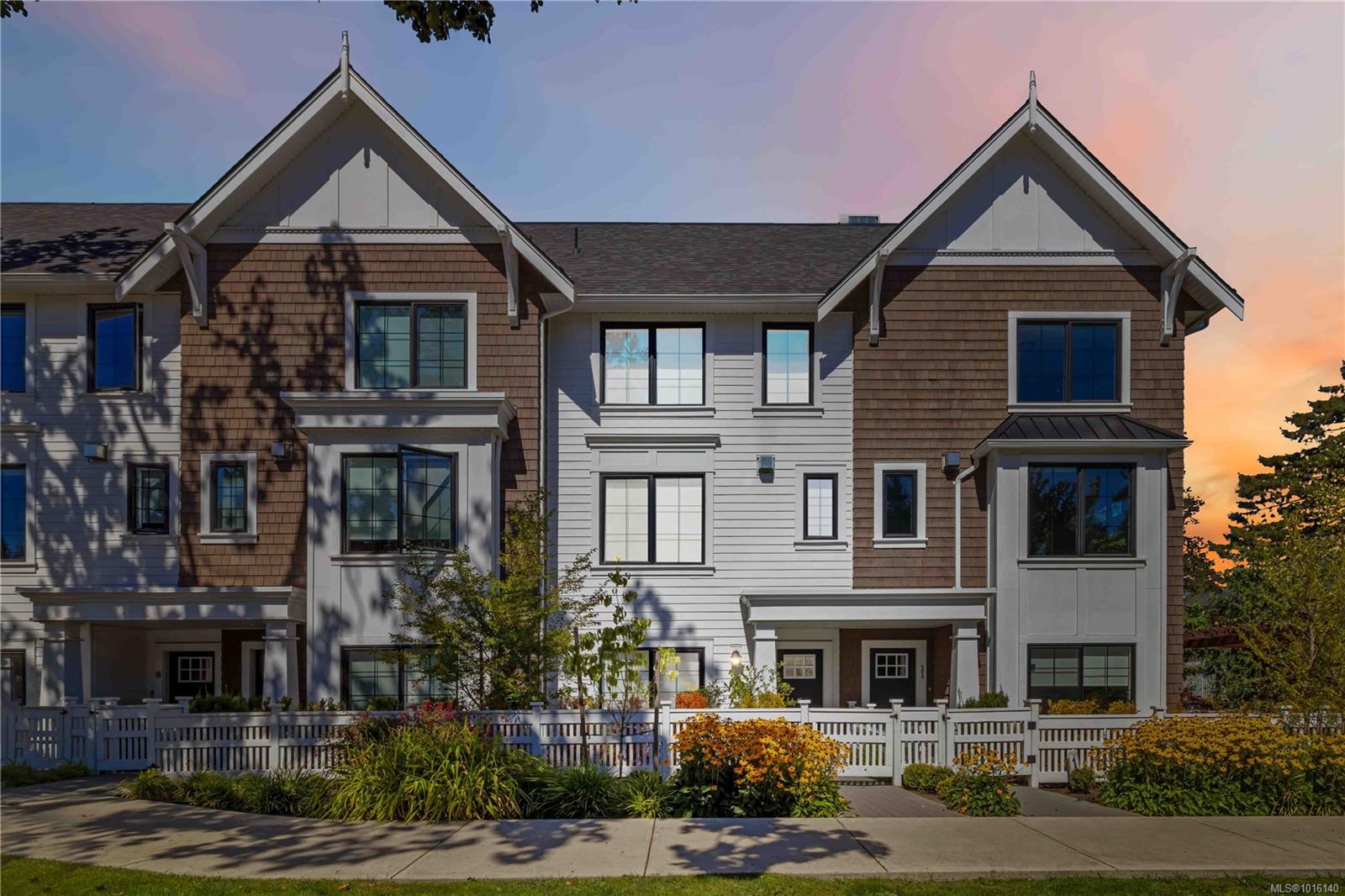 1810 Kings Rd Apt 10, Saanich, BC V8R 2P3