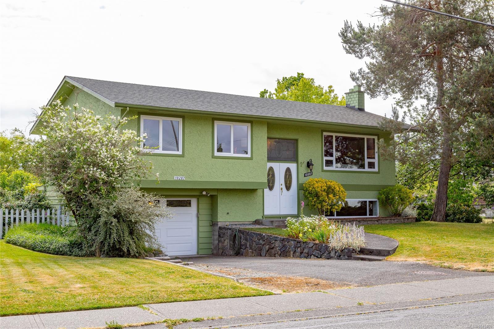 10287 Bowerbank Rd, Sidney, BC V8L 3L2