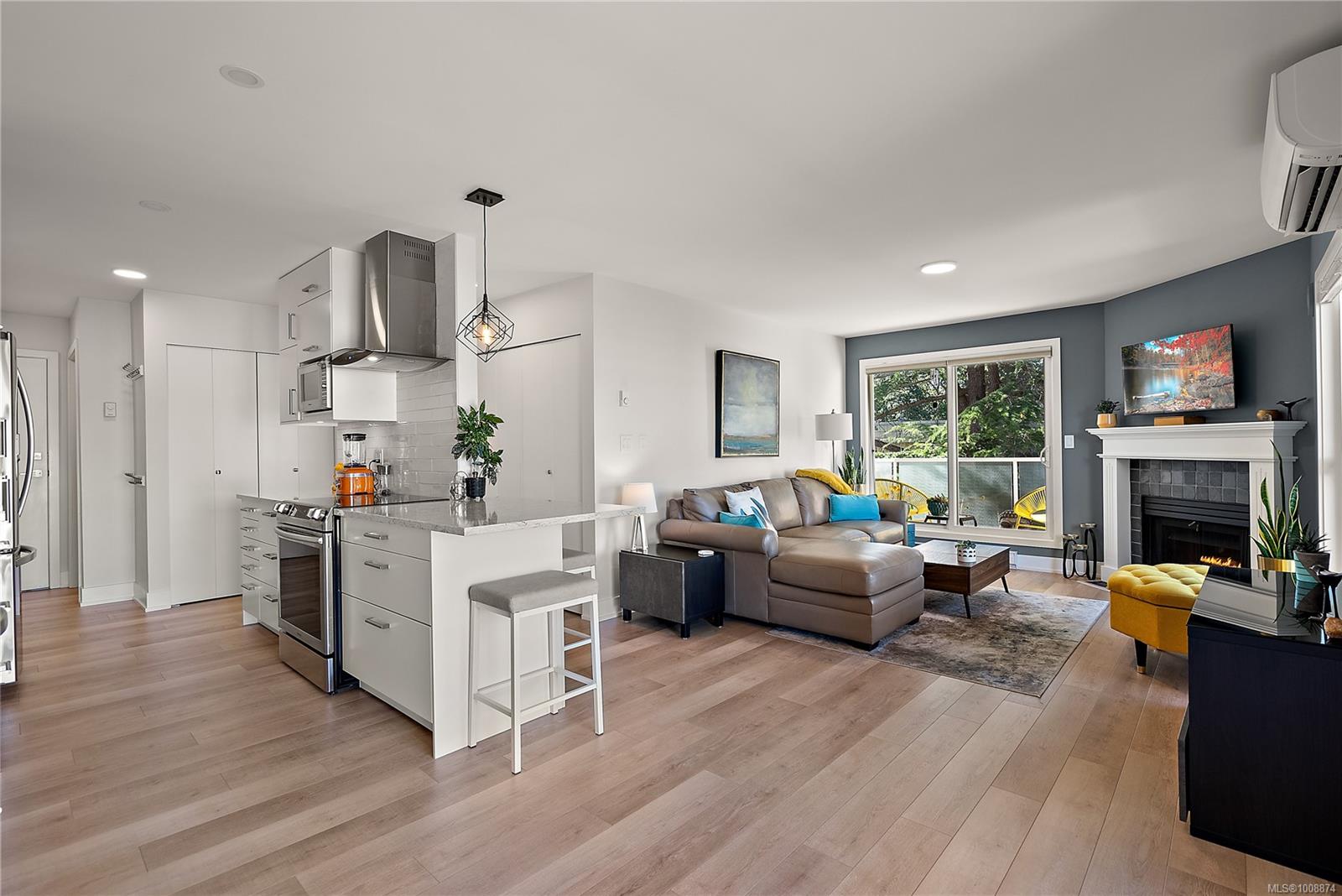 2529 Wark St Apt 411, Victoria, BC V8T 4G7