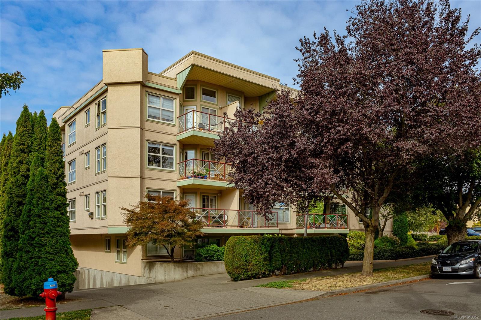 2560 Wark St Apt 410, Victoria, BC V8T 4G8