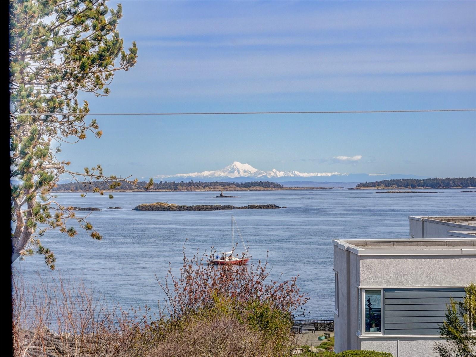2747 Satellite St Apt 200, Oak Bay, BC V8S 5G7