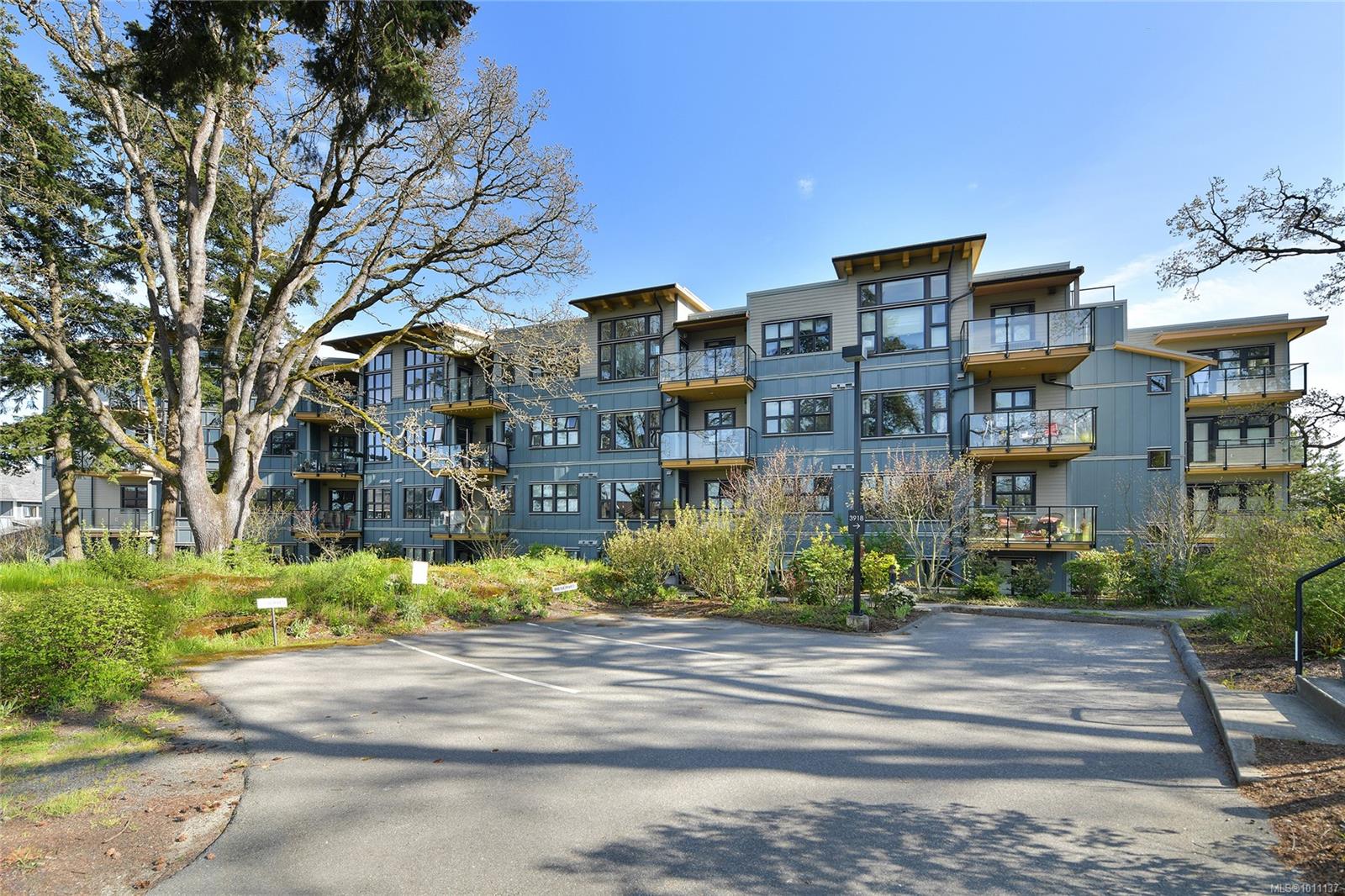 3912 Carey Rd Apt 104, Saanich, BC V8Z 4E2