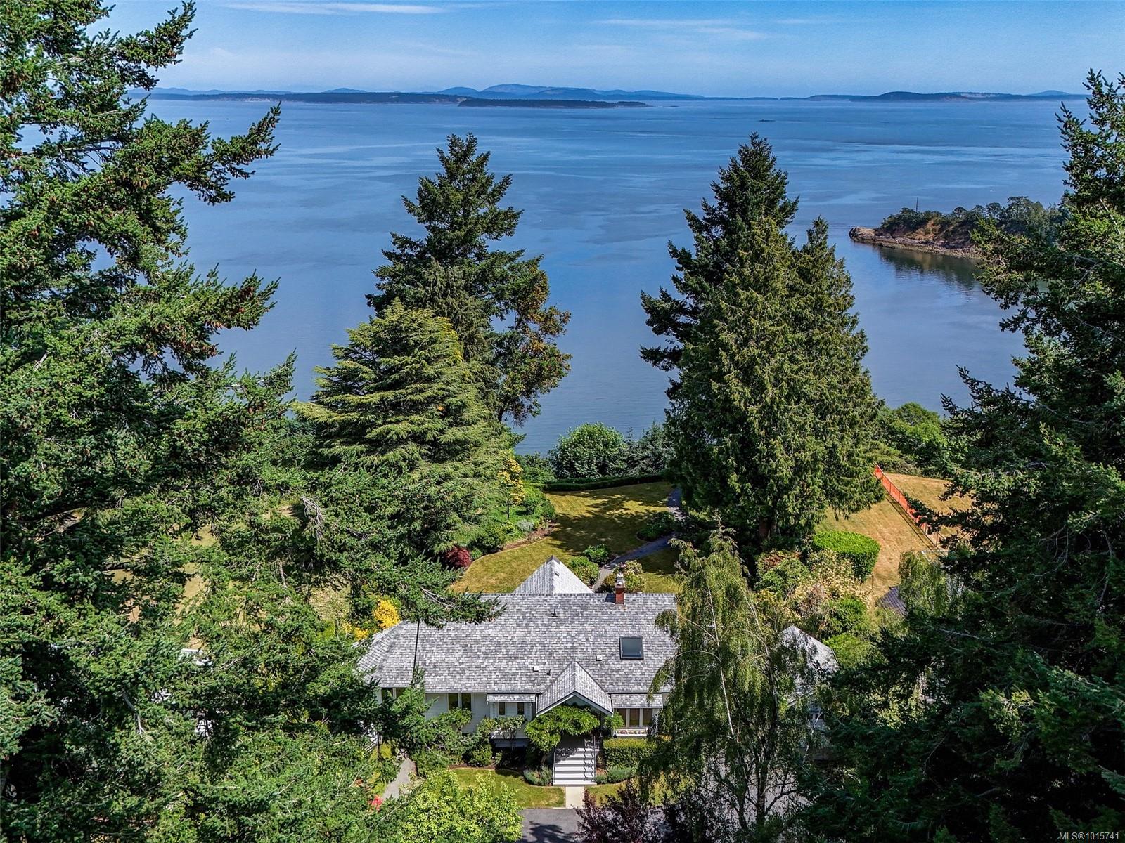4590 Torquay Dr, Saanich, BC V8N 3L7