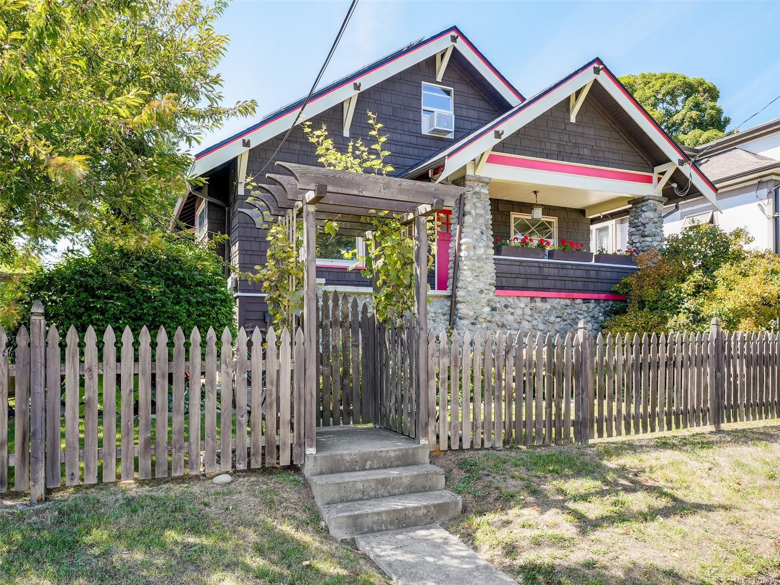 2502 Prior St, Victoria, BC V8T 3X6
