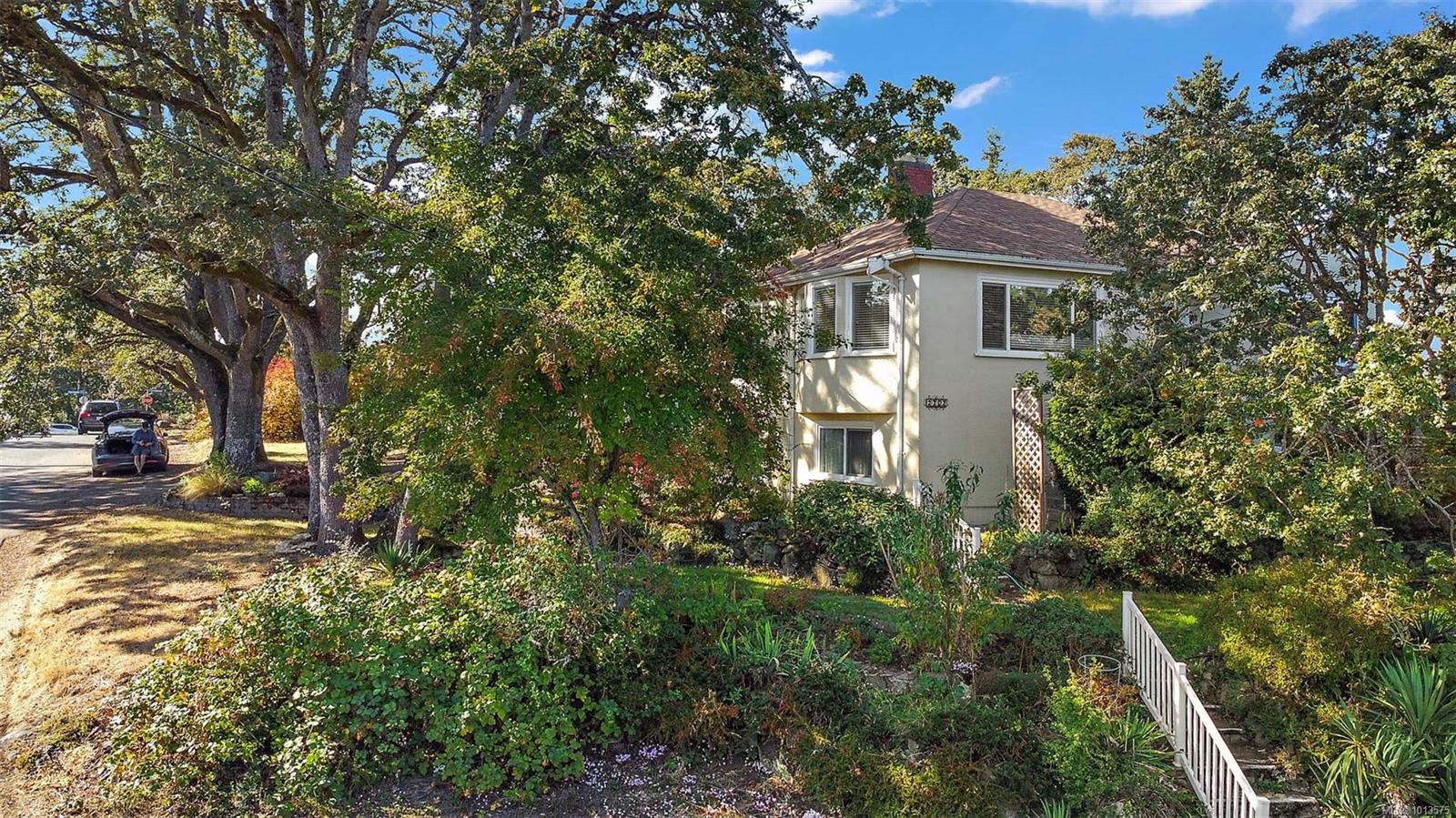 2702 Roseberry Ave, Victoria, BC V8R 3T9