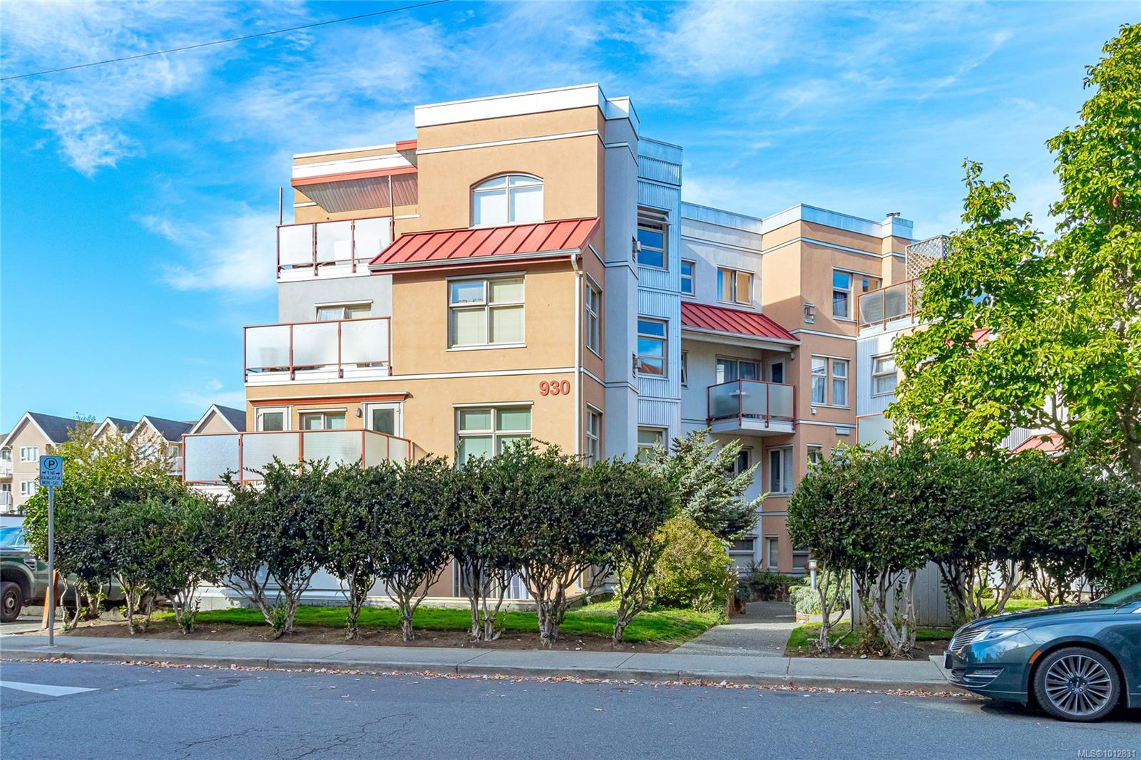 930 N Park St Apt 10, Victoria, BC V8T 1C6