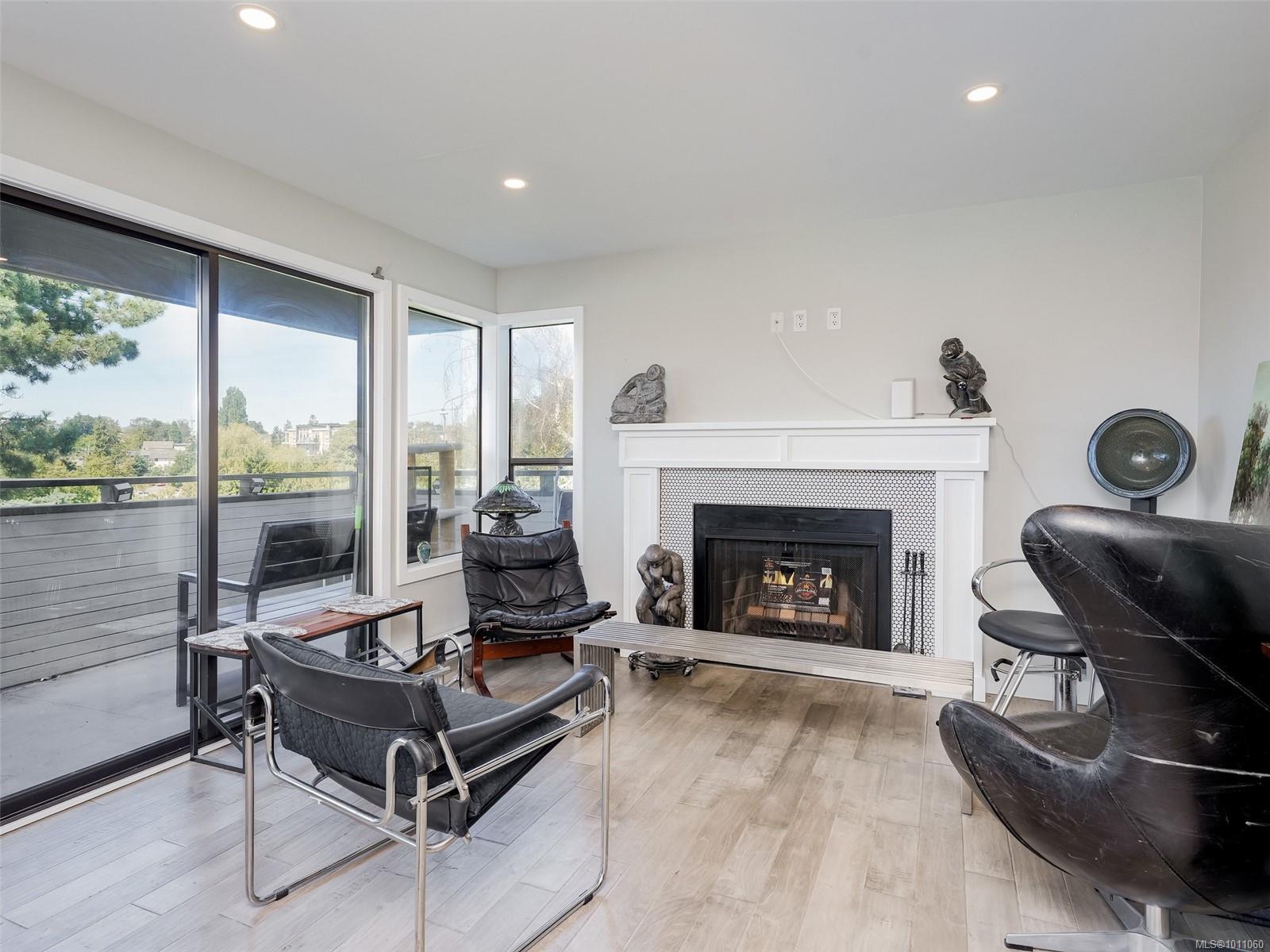 3274 Glasgow Ave Apt 401, Saanich, BC V8X 1M2