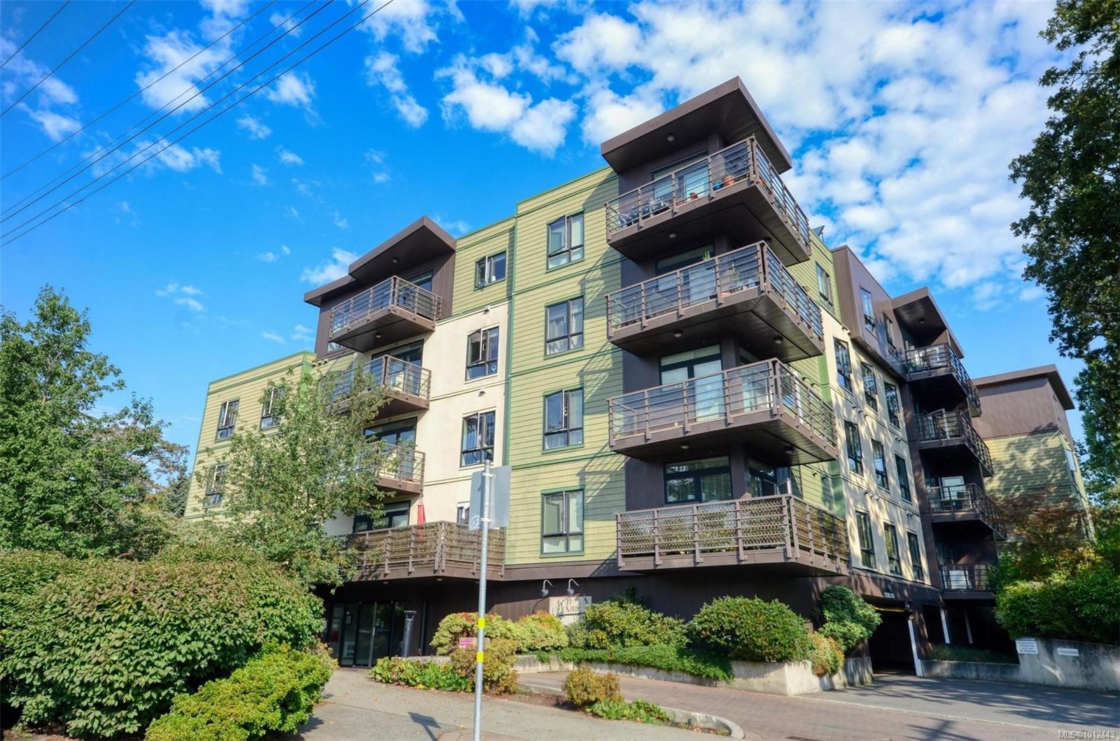 982 Mckenzie Ave Apt 405, Saanich, BC V8X 3G7