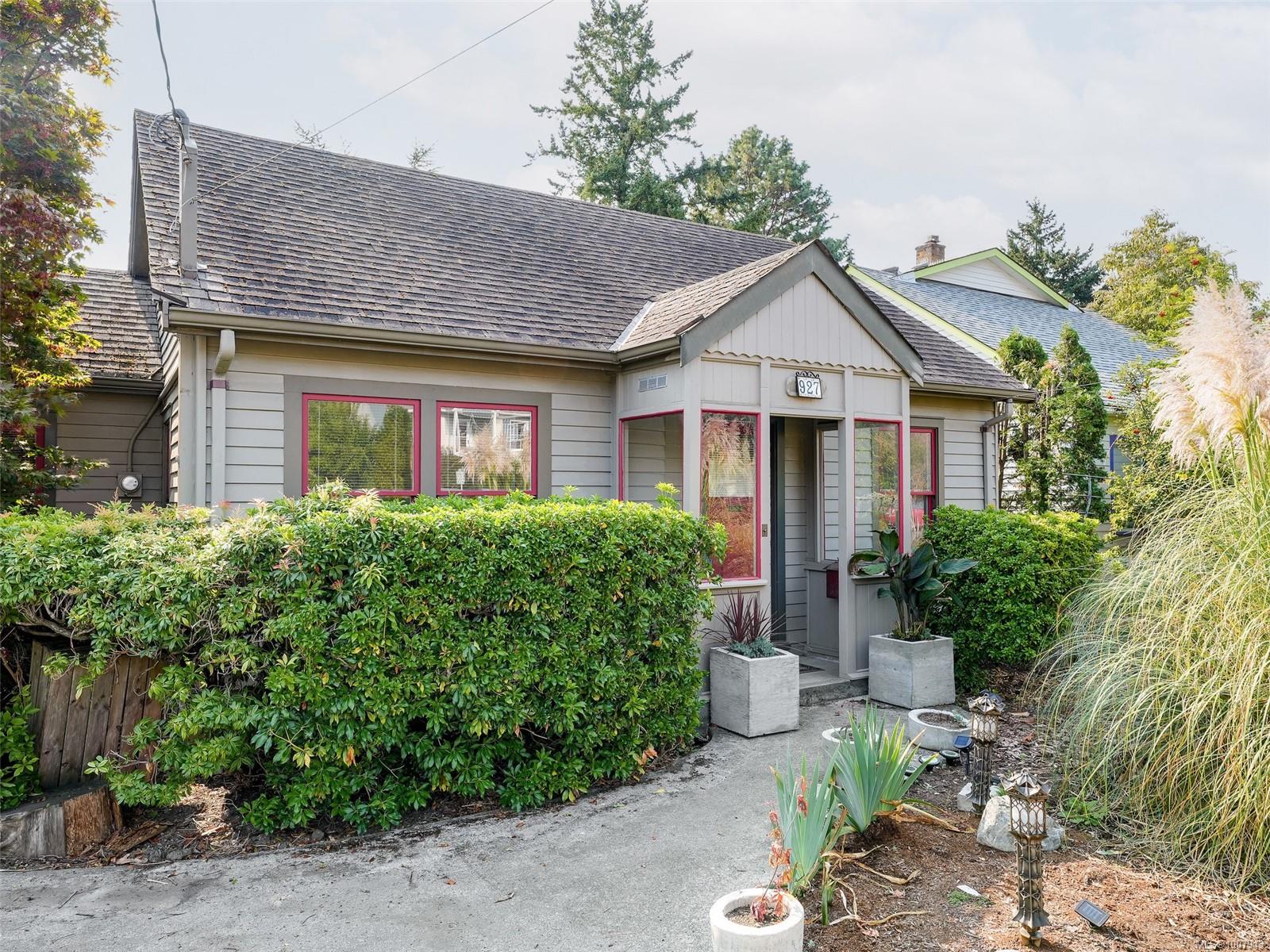 927 Dunsmuir Rd, Esquimalt, BC V9A 5C4