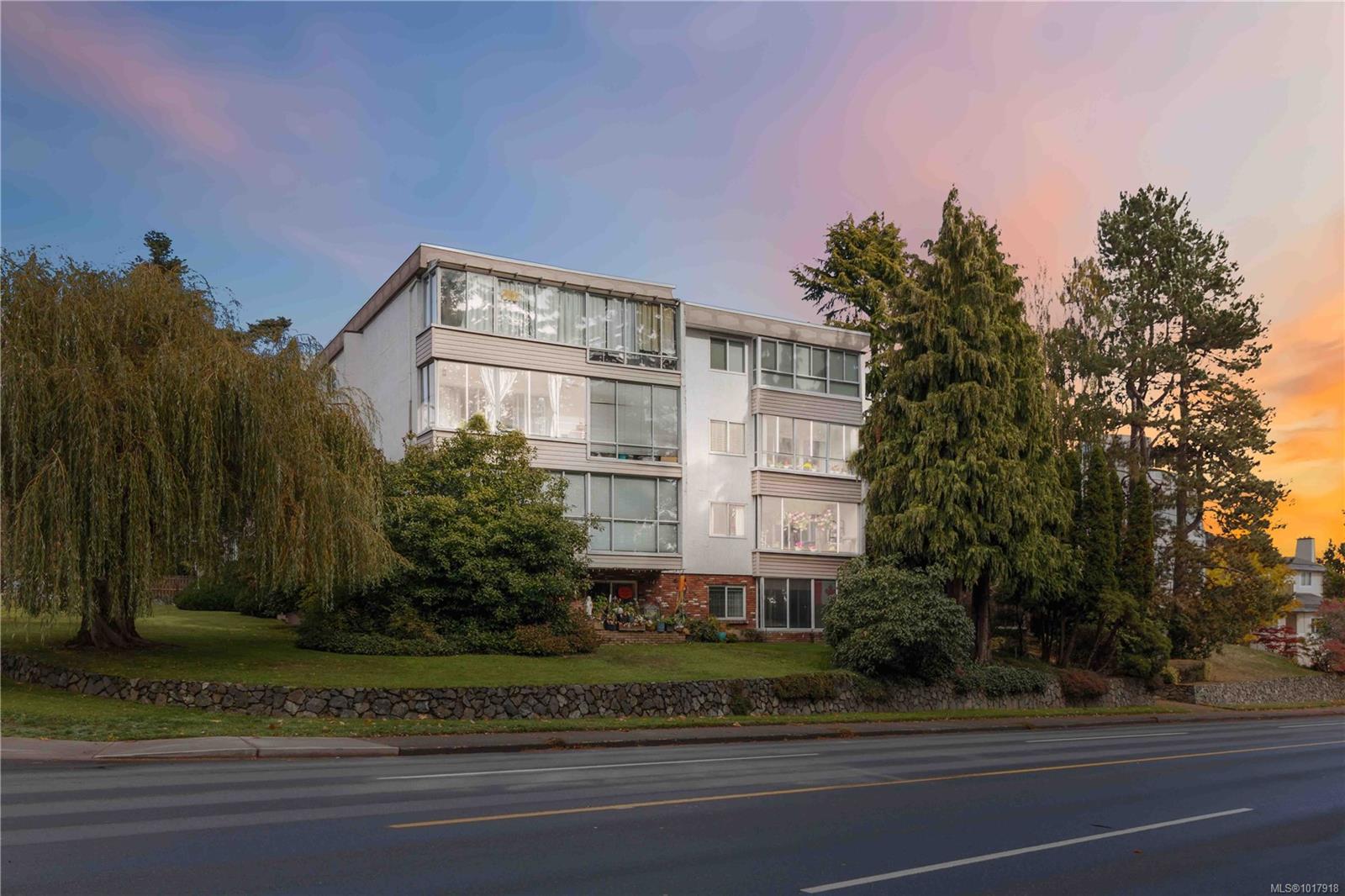 190 Gorge Rd W Apt 401, Saanich, BC V9A 1M4