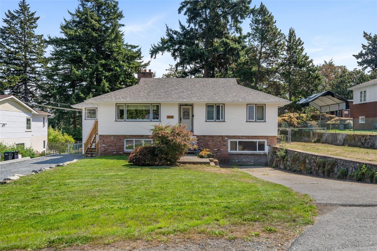 215 Suzanne Pl, Victoria, BC V9B 1P2