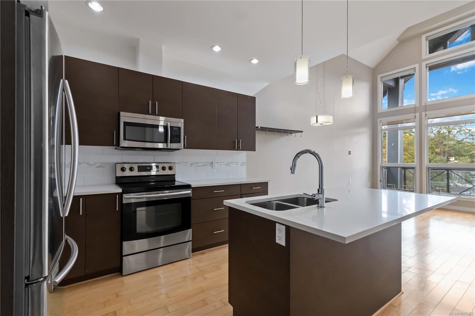 924 Esquimalt Rd Apt 608, Esquimalt, BC V9A 3M7