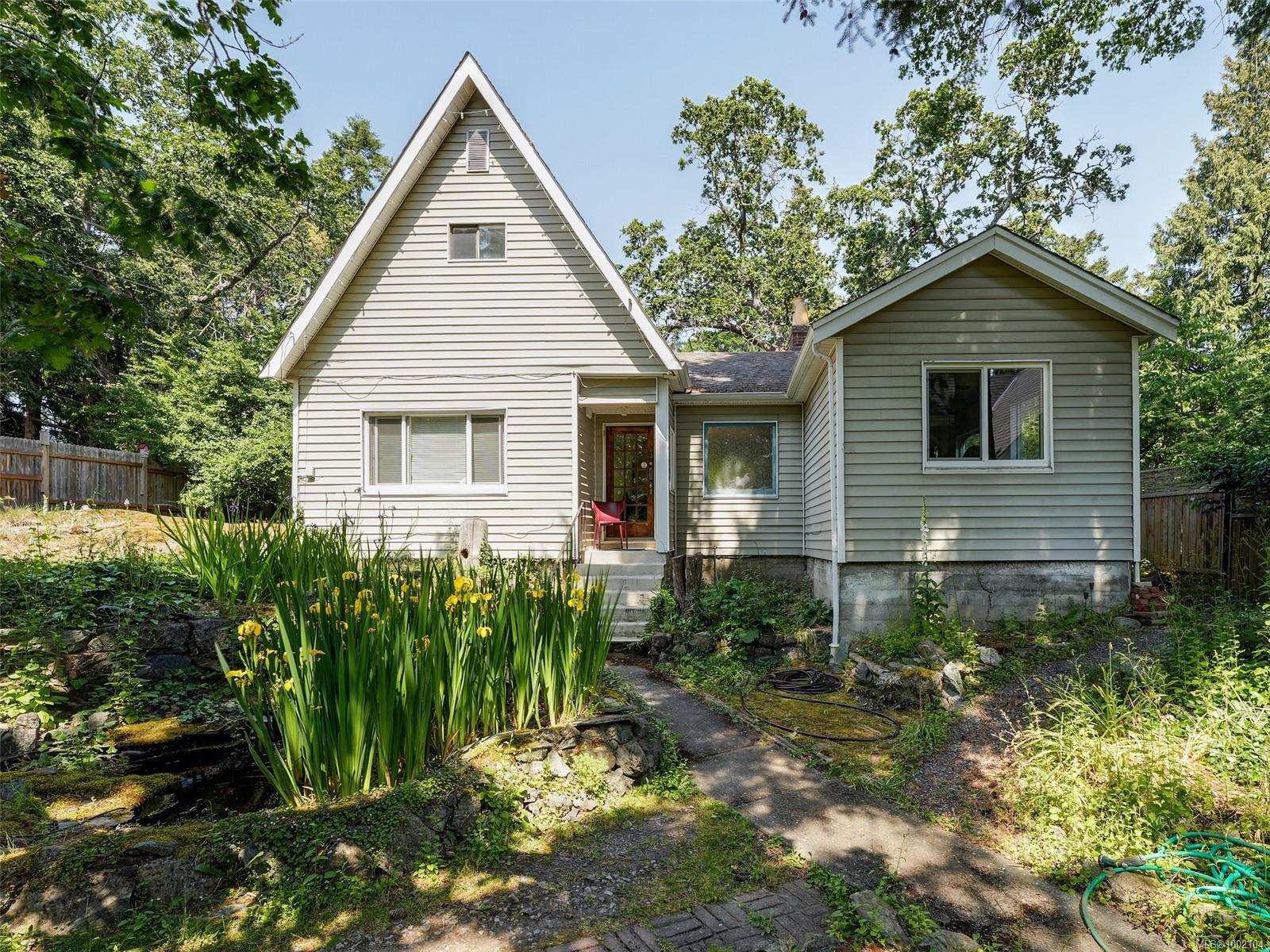 2784 Tudor Ave, Saanich, BC V8N 1L7