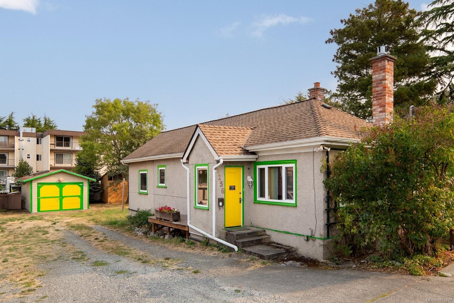 1256 Walnut St, Victoria, BC V8T 1N6