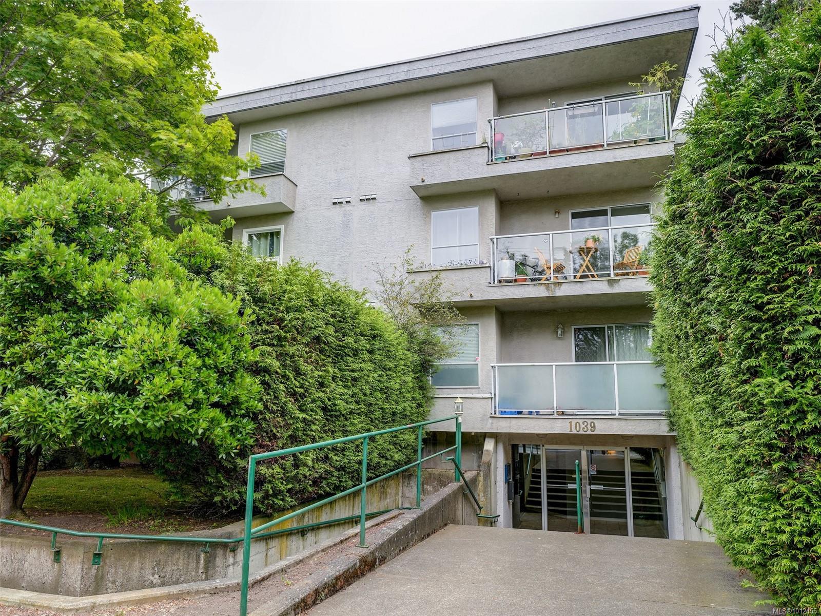 1039 Caledonia Ave Apt 104, Victoria, BC V8T 1E7