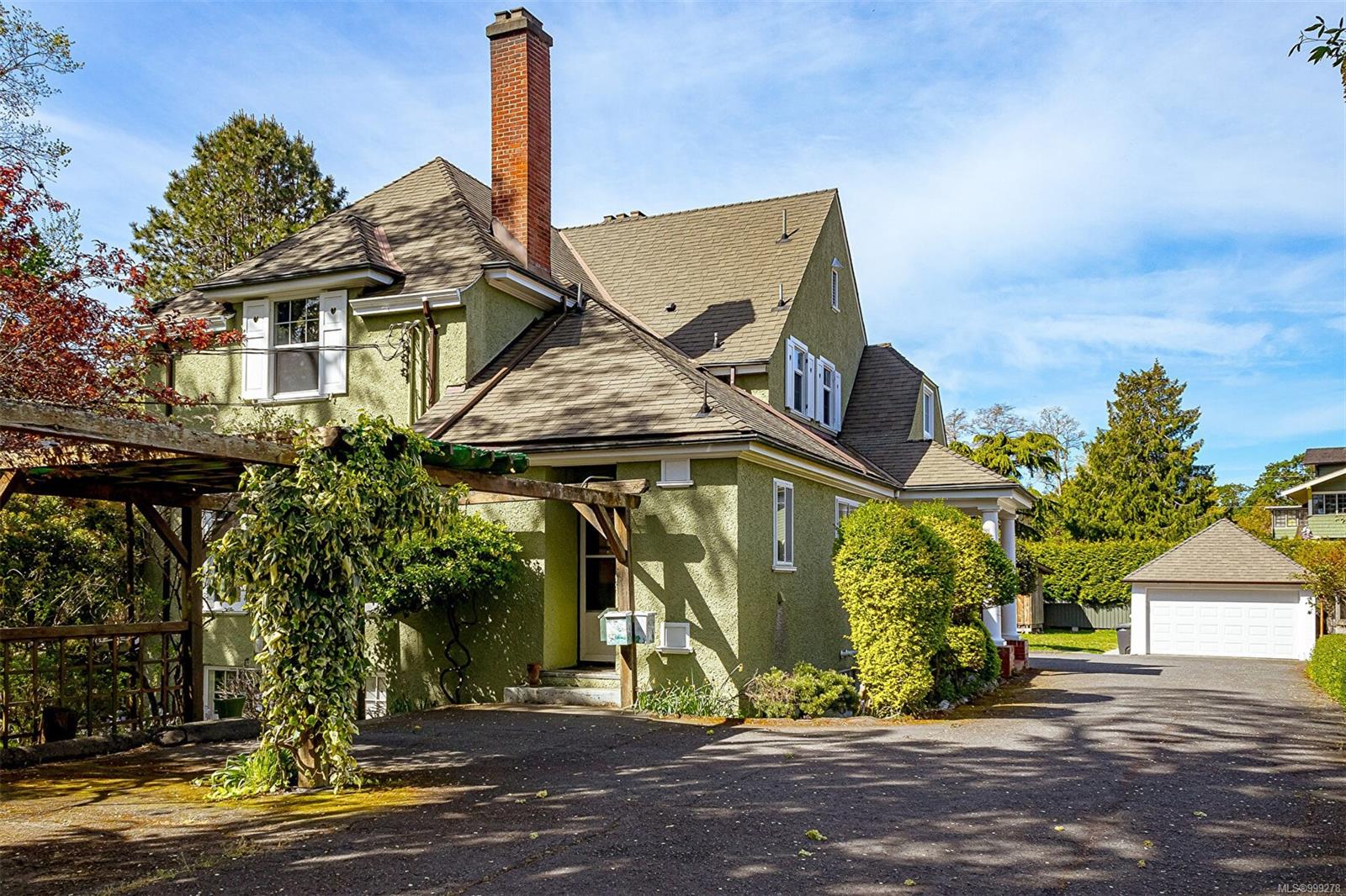 820 Pemberton Rd, Victoria, BC V8S 3R4