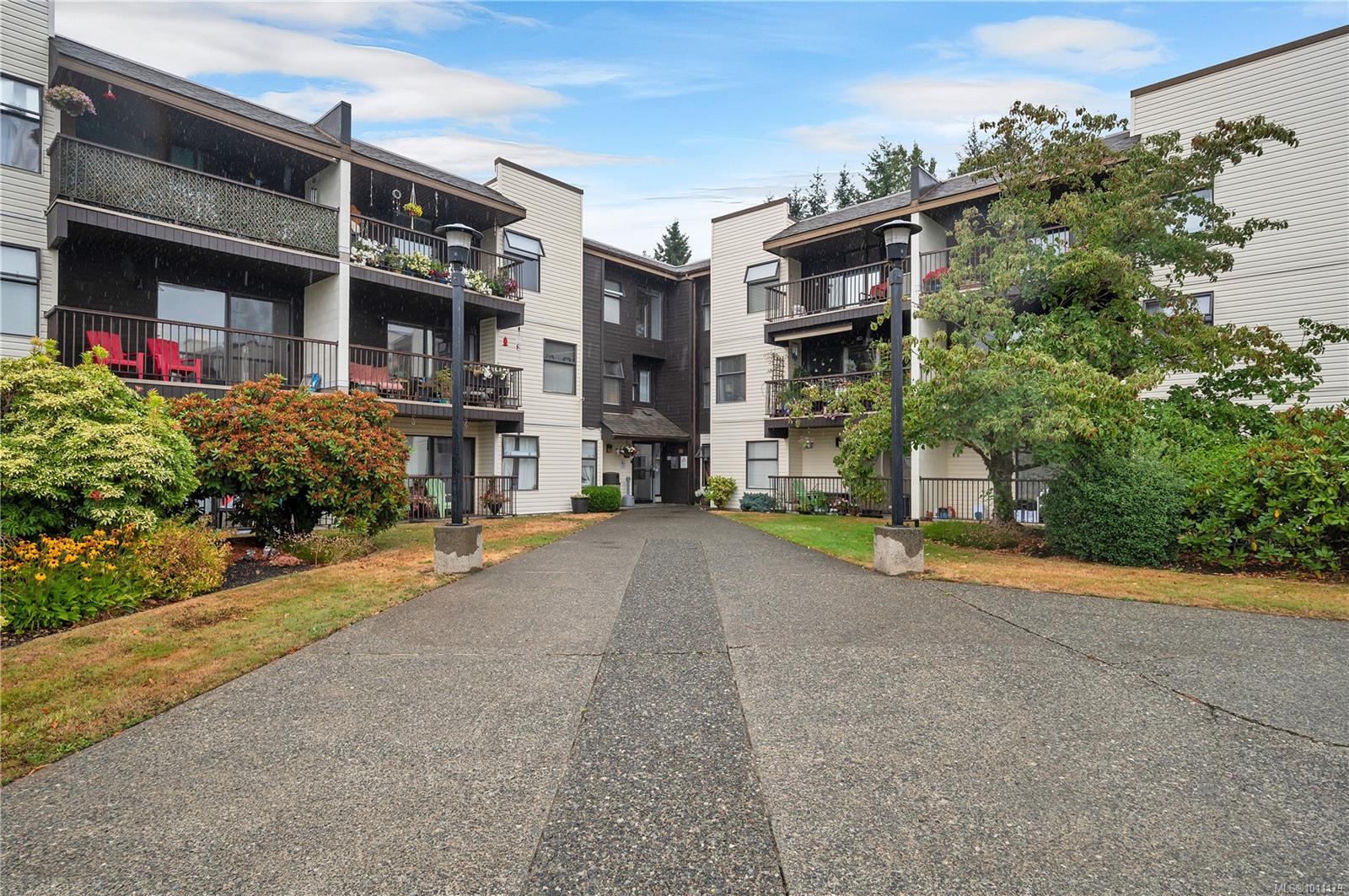 585 Dogwood St S Apt 201, Campbell River, BC V9W 6T6