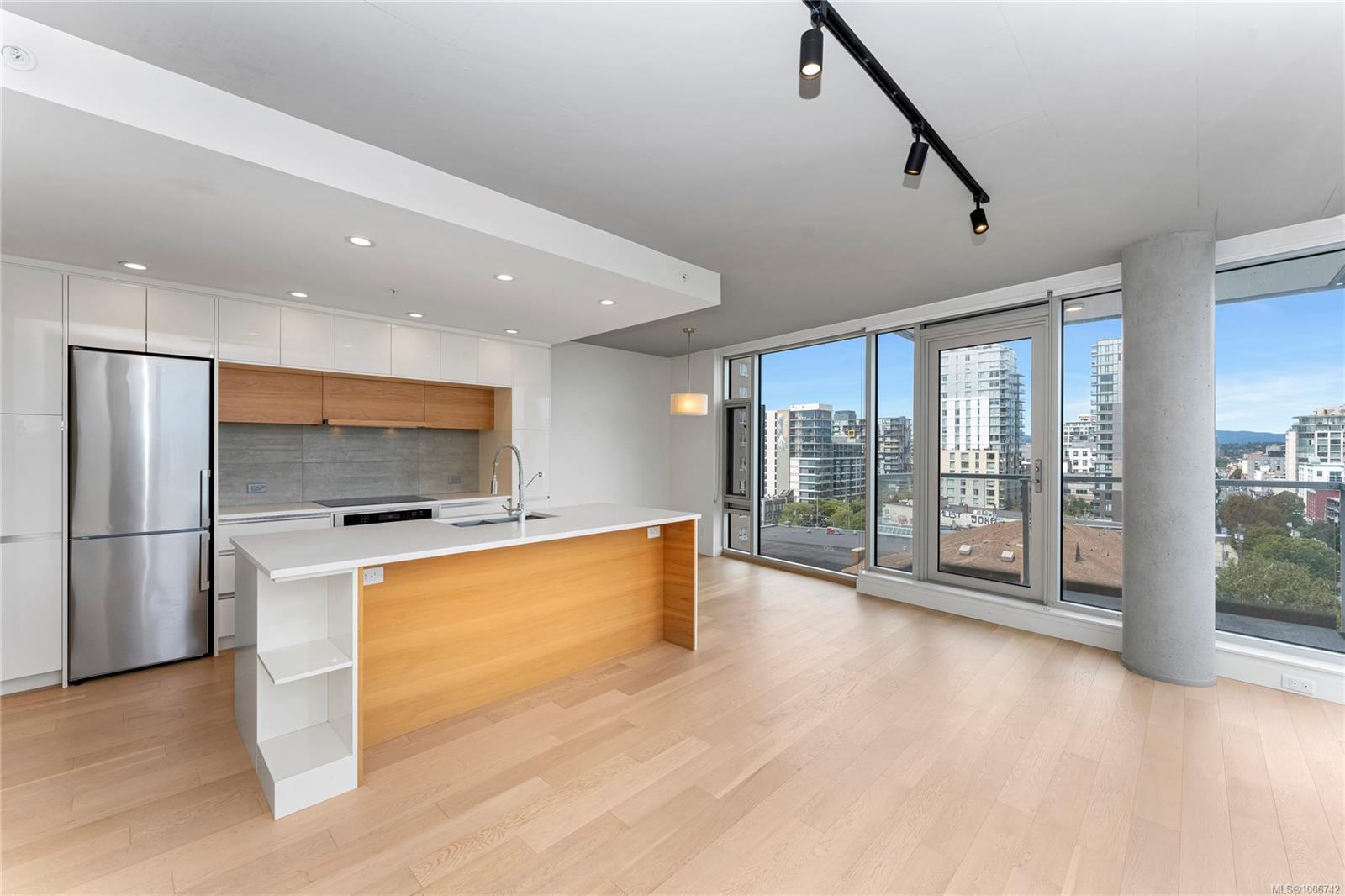 989 Johnson St Apt 804, Victoria, BC V8V 0E3