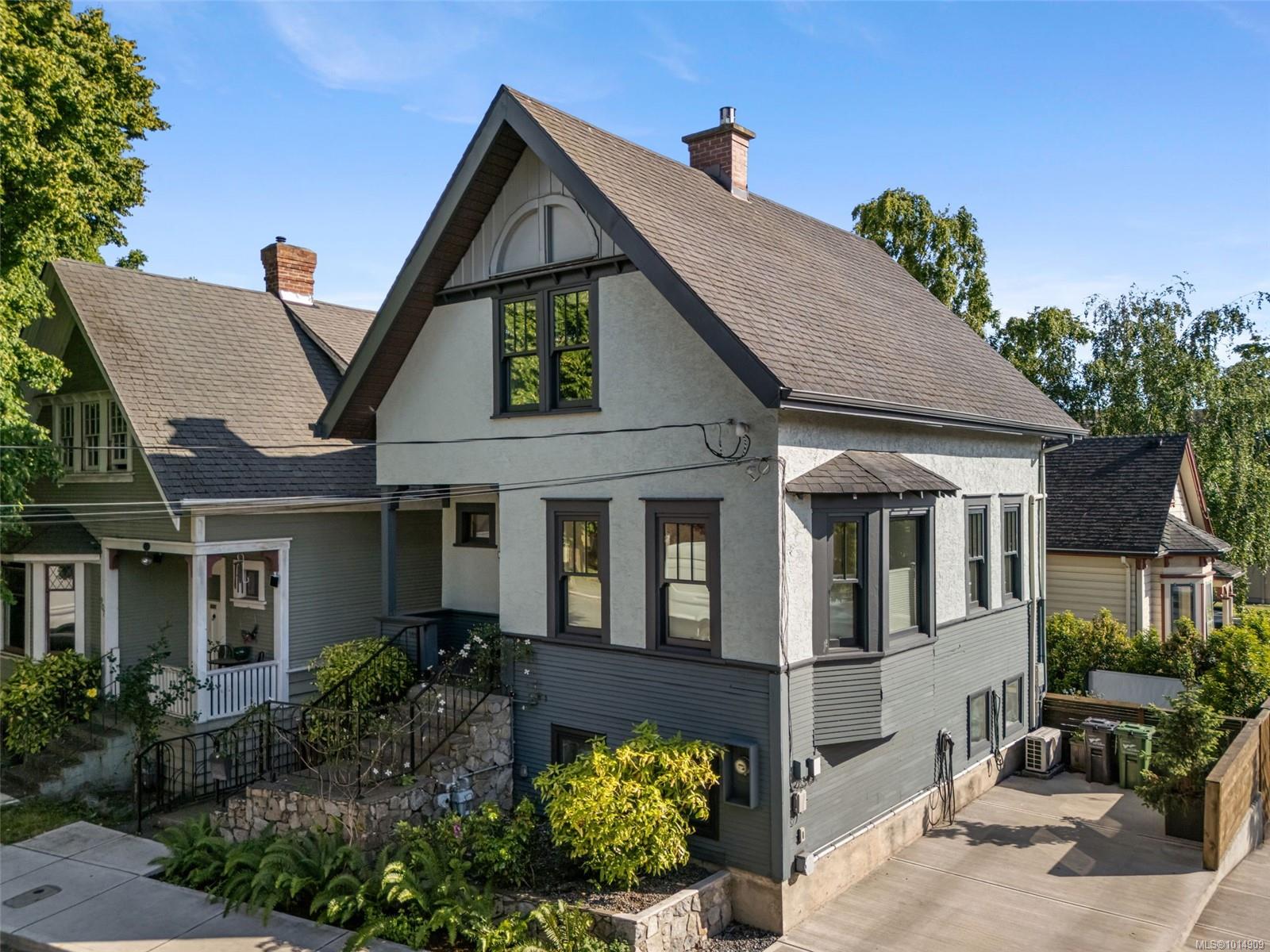 903 Collinson St, Victoria, BC V8V 3B7