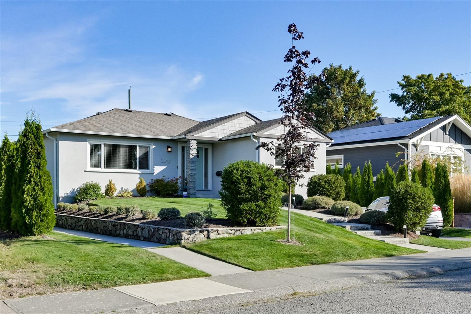 2240 Woodhouse Rd, Oak Bay, BC V8R 2M7