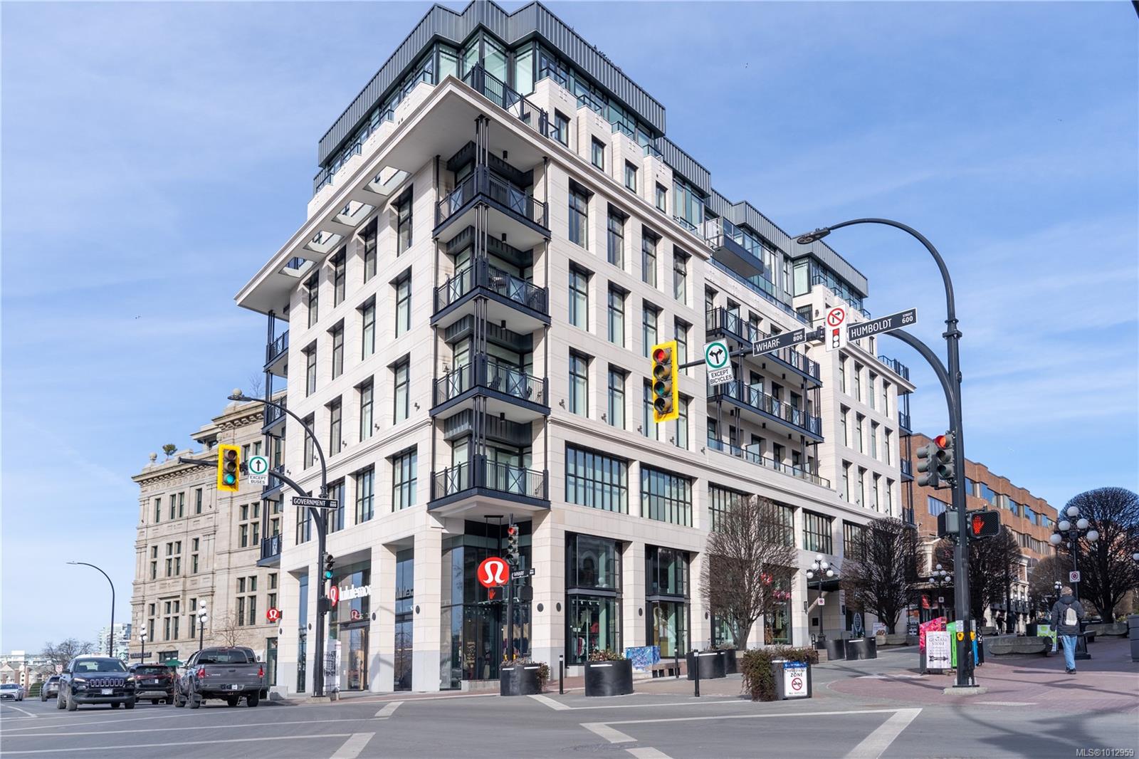 888 Government St Apt 302, Victoria, BC V8W 0G5