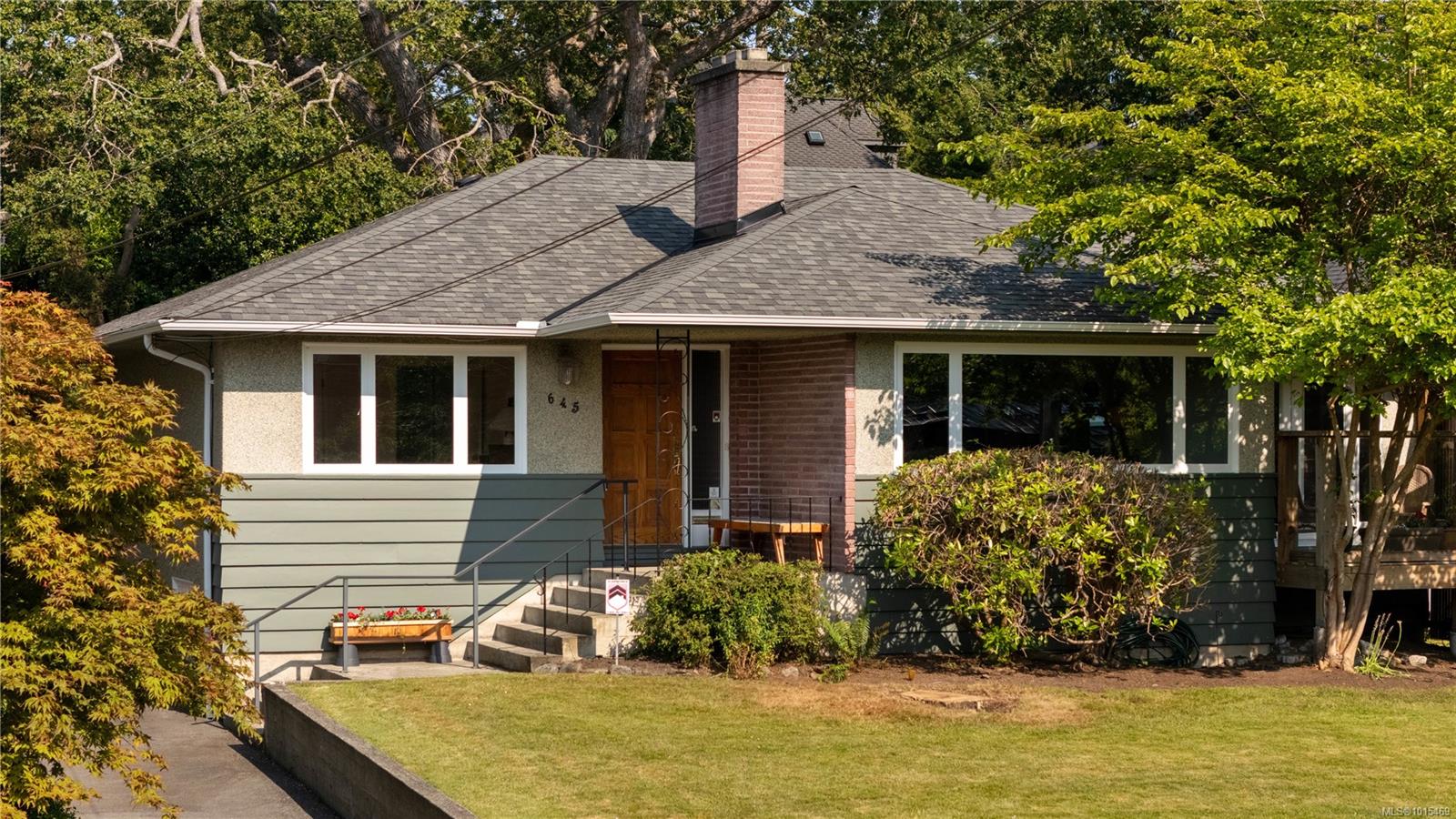 645 Transit Rd, Oak Bay, BC V8S 4Z4