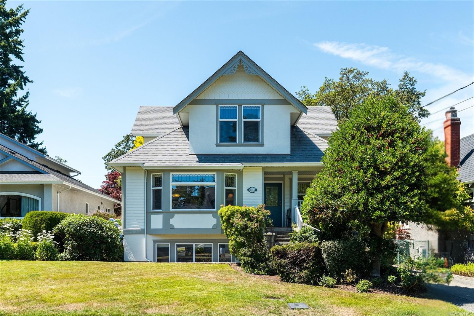1644 Monterey Ave, Oak Bay, BC V8R 5V5