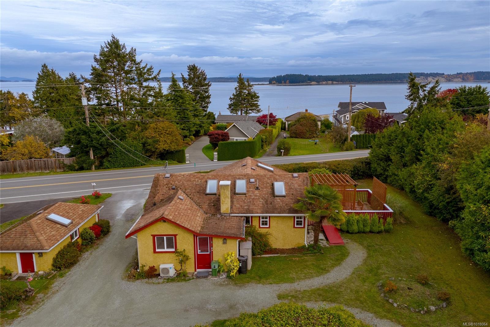 8576 Lochside Dr, North Saanich, BC V8L 1M6
