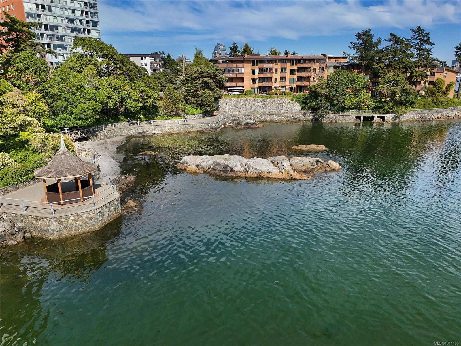 630 Seaforth St Apt 302, Victoria, BC V9A 3R7