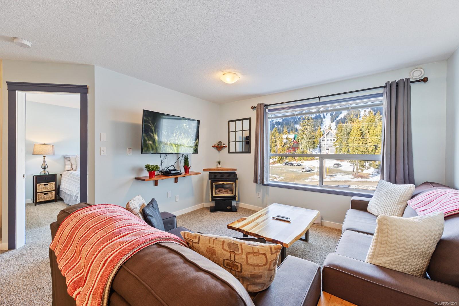 1105 Henry Rd Apt 305 Rd #APT 305, Courtenay, BC V9J 1L0