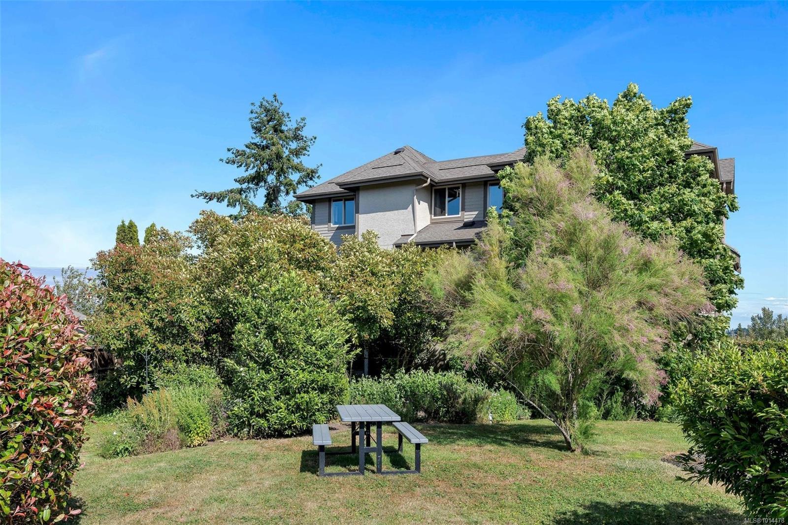 7847 E Saanich Rd Apt 10, Central Saanich, BC V8M 2B4