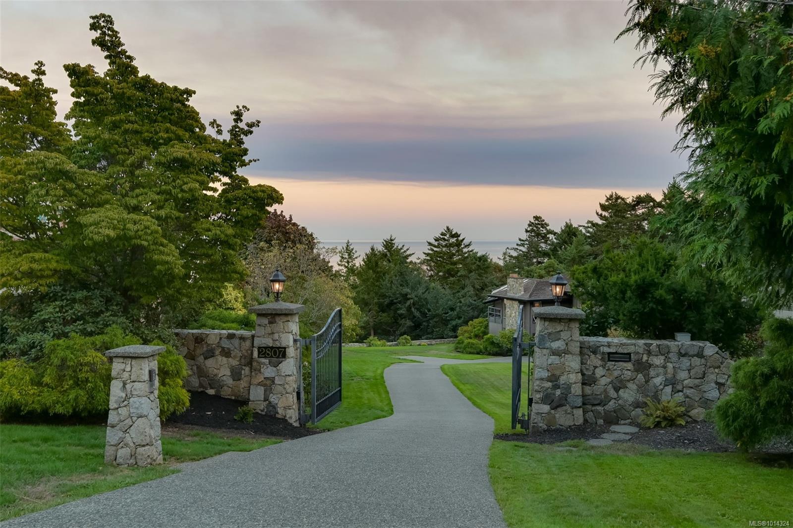 2807 Arbutus Rd, Saanich, BC V8N 5X6