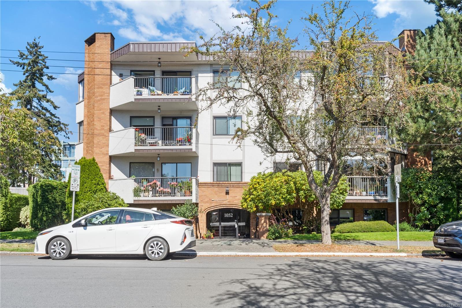 1052 Rockland Ave Apt 404, Victoria, BC V8V 3H5