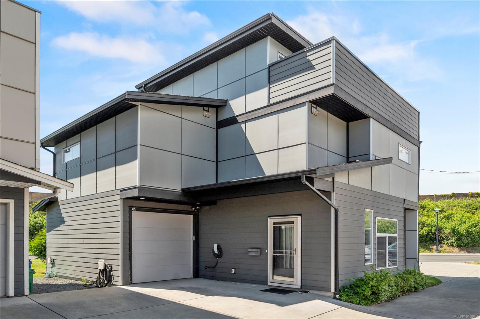 701 Strandlund Ave, Langford, BC V9B 3G2