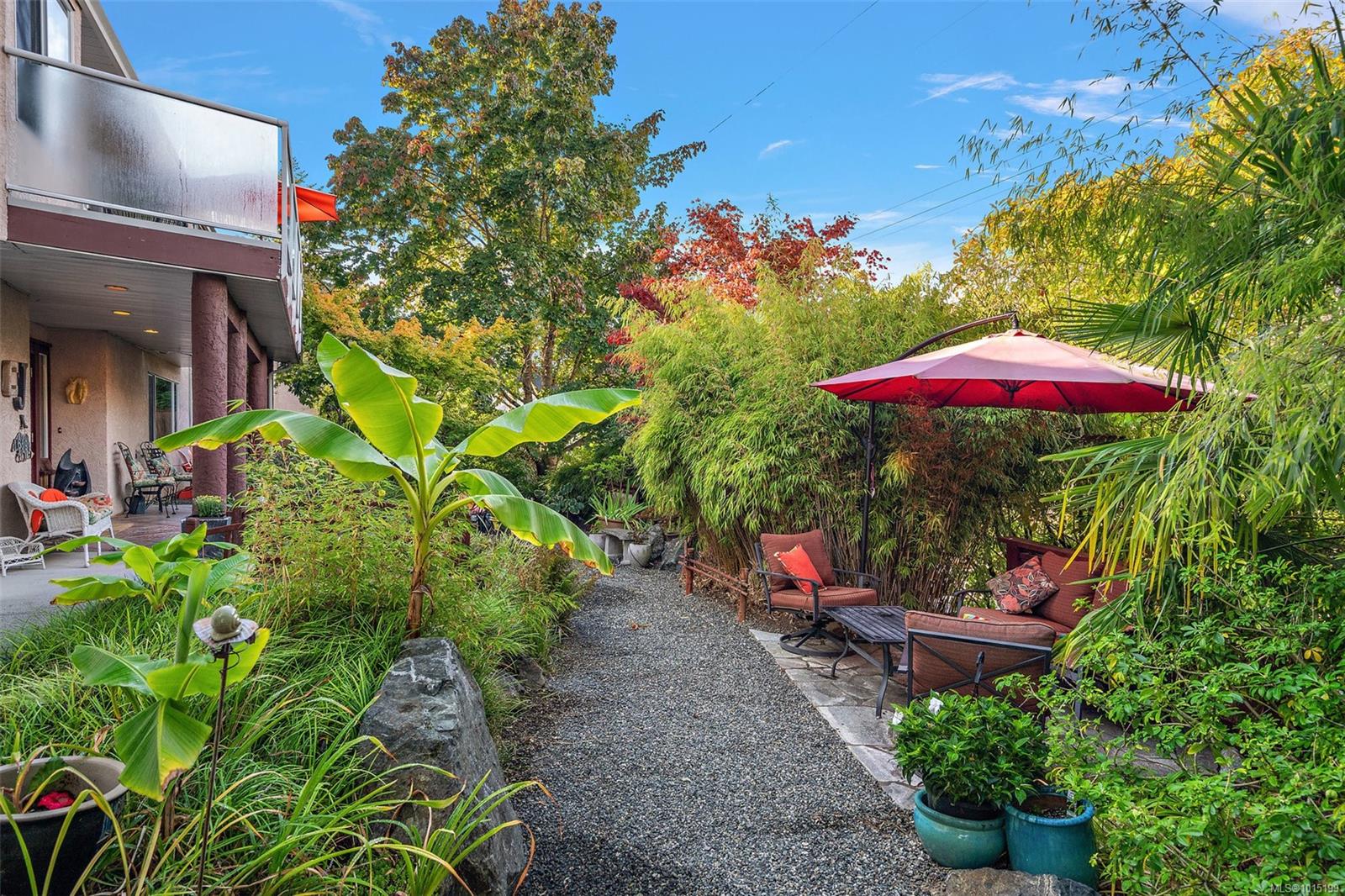 6599 Central Saanich Rd Apt A, Central Saanich, BC V8Z 5V1