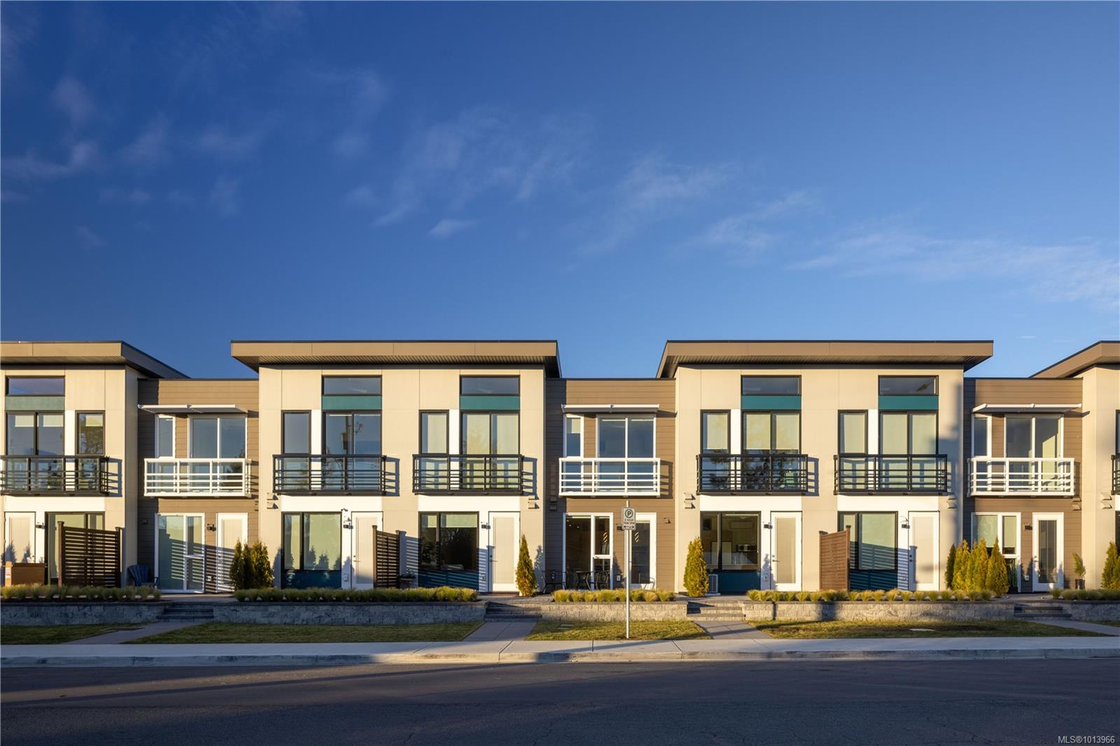 2374 Oakville Ave Apt 203, Sidney, BC V8L 1V5