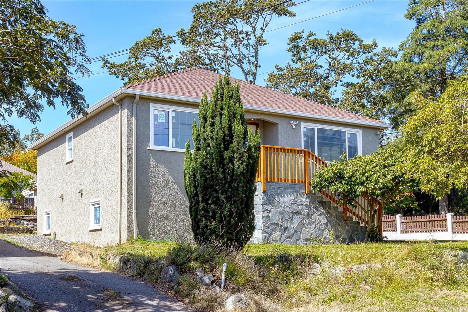 2666 Asquith St, Victoria, BC V8R 3Y3
