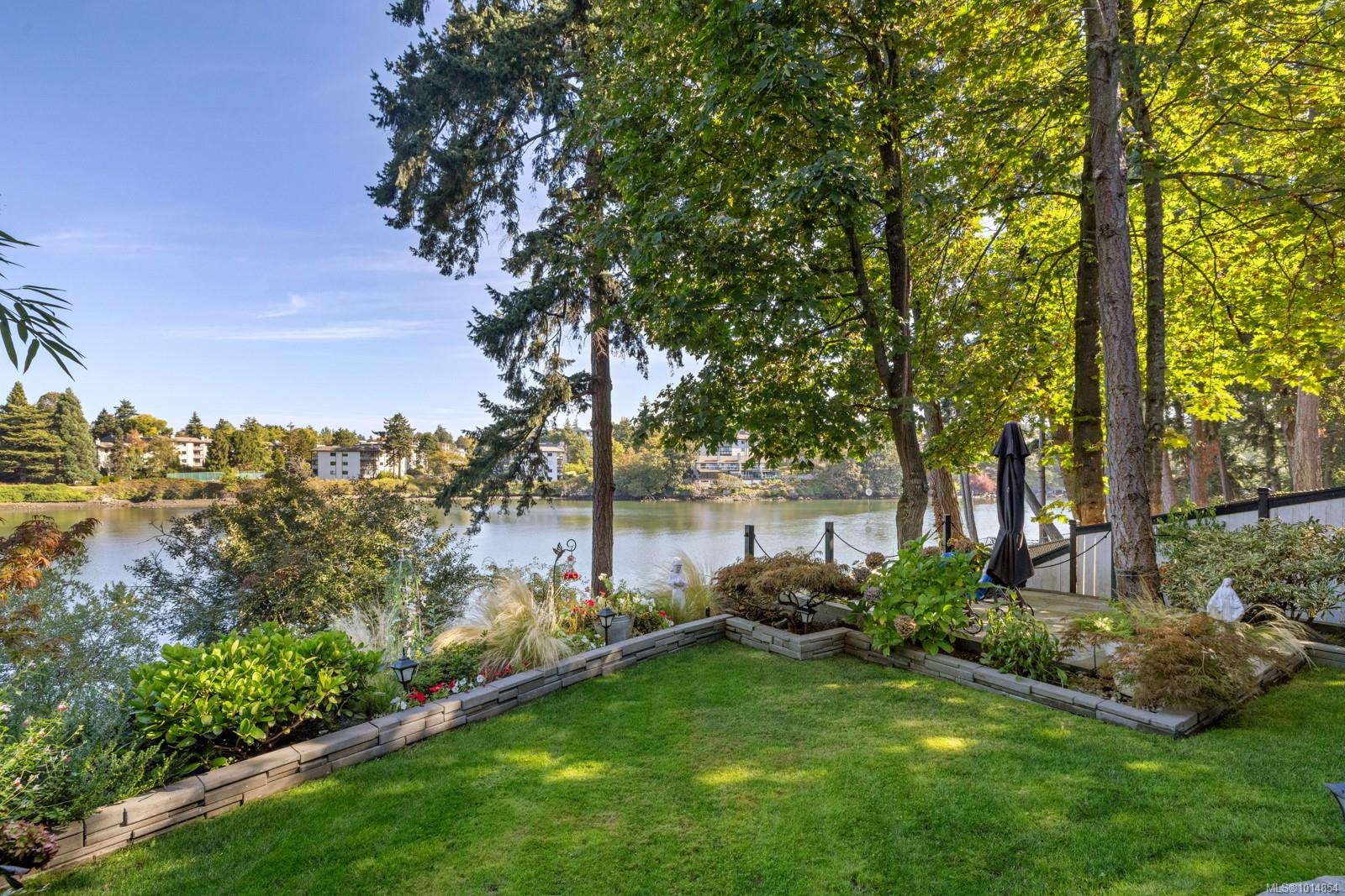 1004 Decosta Pl Apt 3, Esquimalt, BC V9A 6Y3