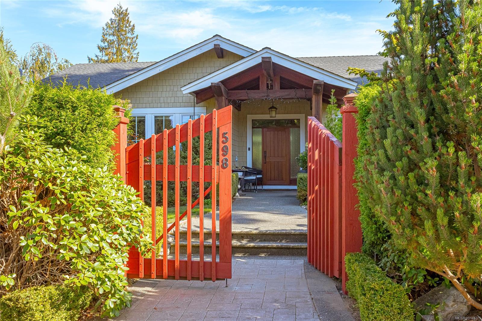 598 Arbutus St, Qualicum Beach, BC V9K 1K6