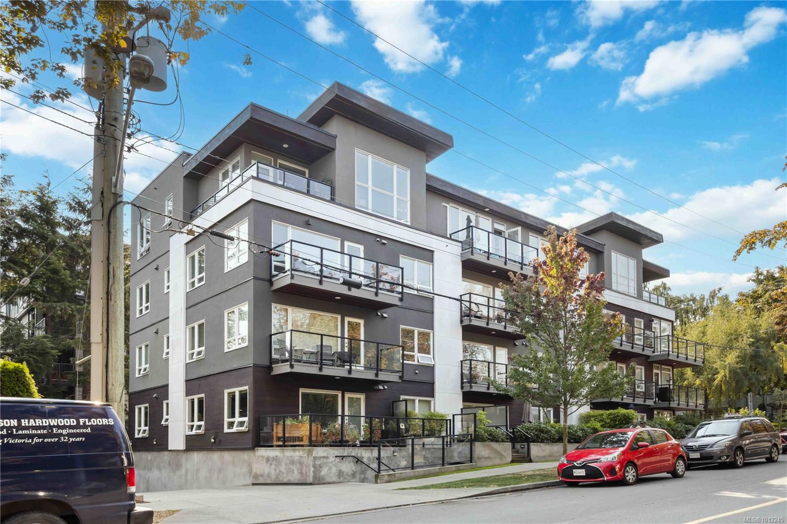 300 Michigan St Apt 301, Victoria, BC V8V 1R5
