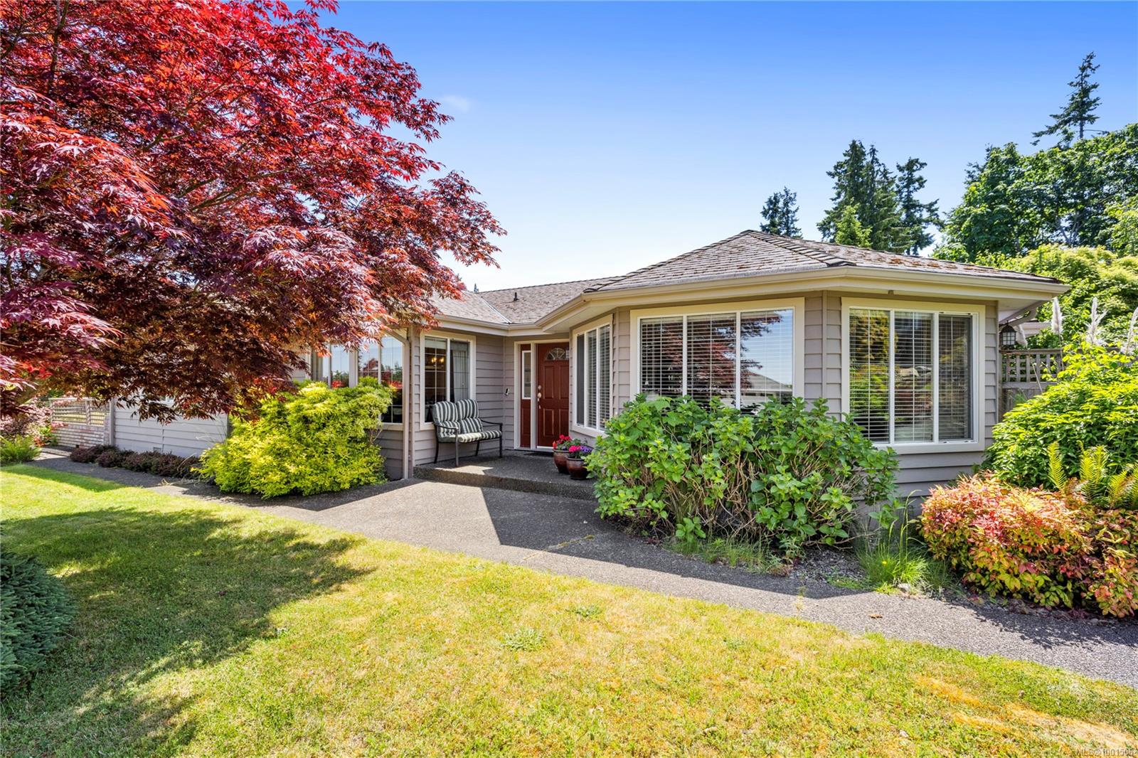 910 Fairways Dr, Qualicum Beach, BC V9K 1E1