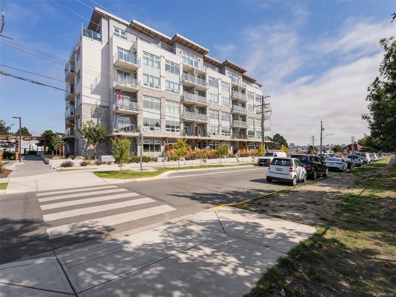 916 Lyall St Apt 207, Esquimalt, BC V9A 5E6