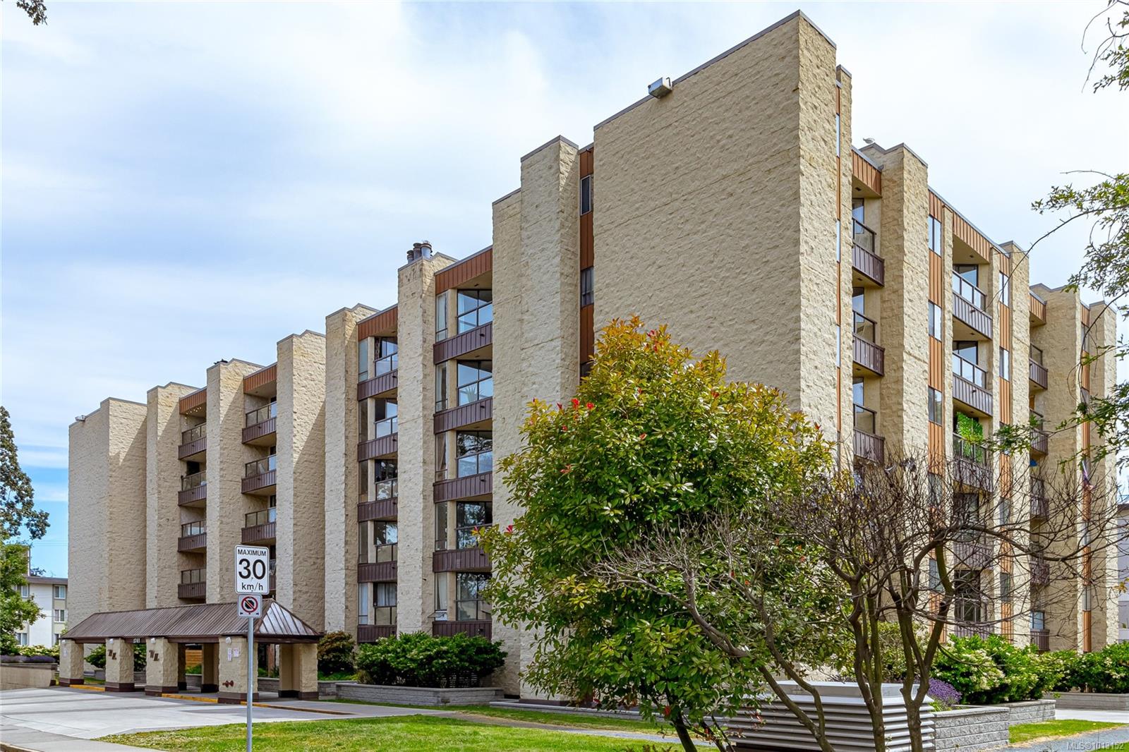 1745 Leighton Rd Apt 501, Victoria, BC V8R 6R6