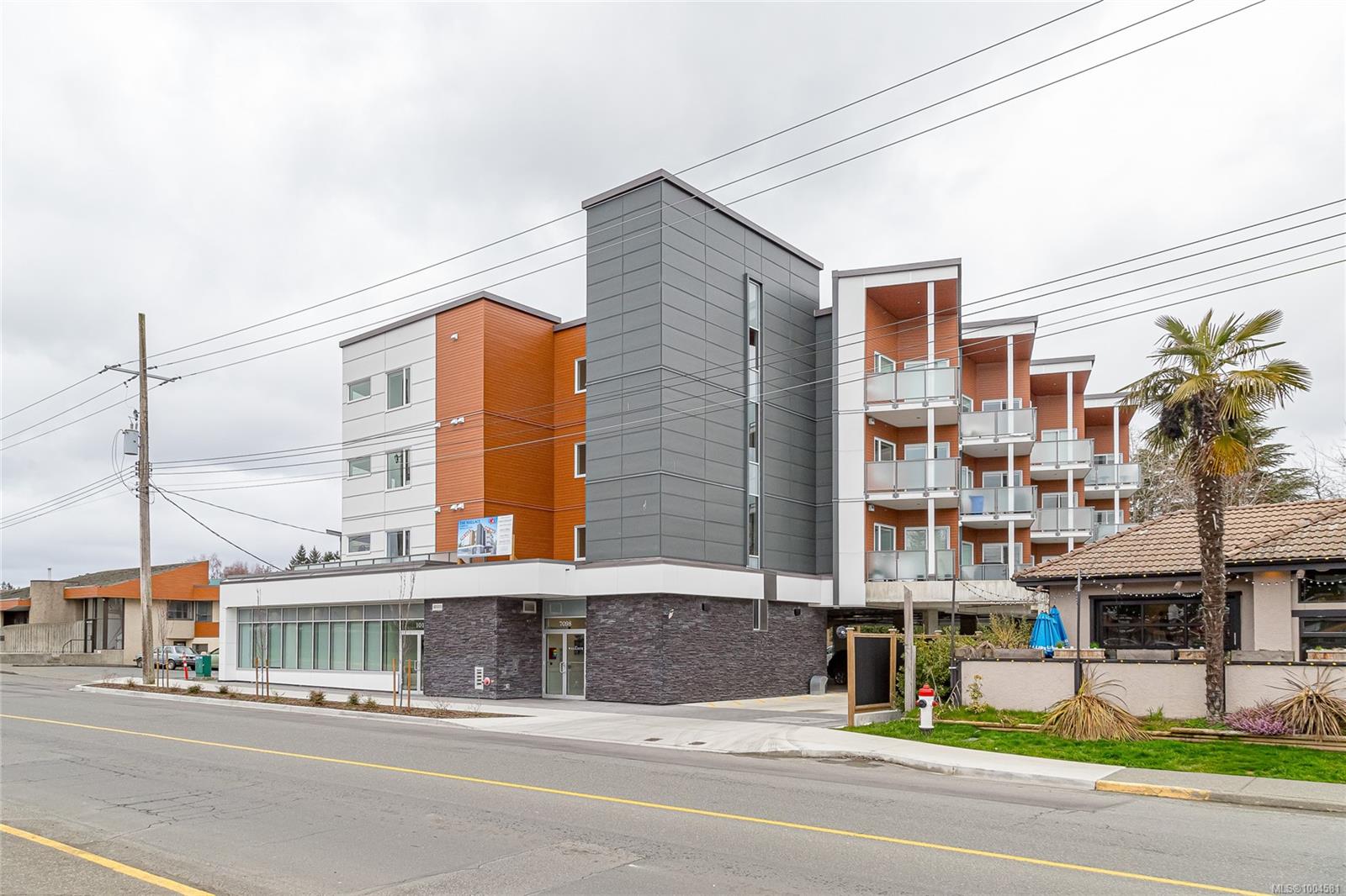 7098 Wallace Dr Apt 402, Central Saanich, BC V8M 1G9