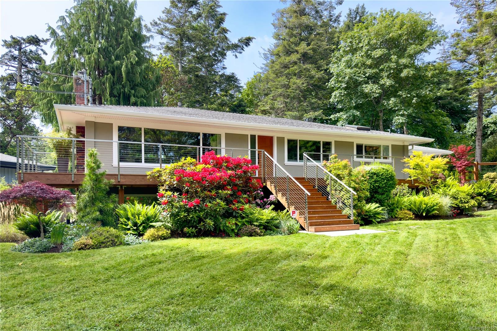 2879 Phyllis St, Saanich, BC V8N 1Y8