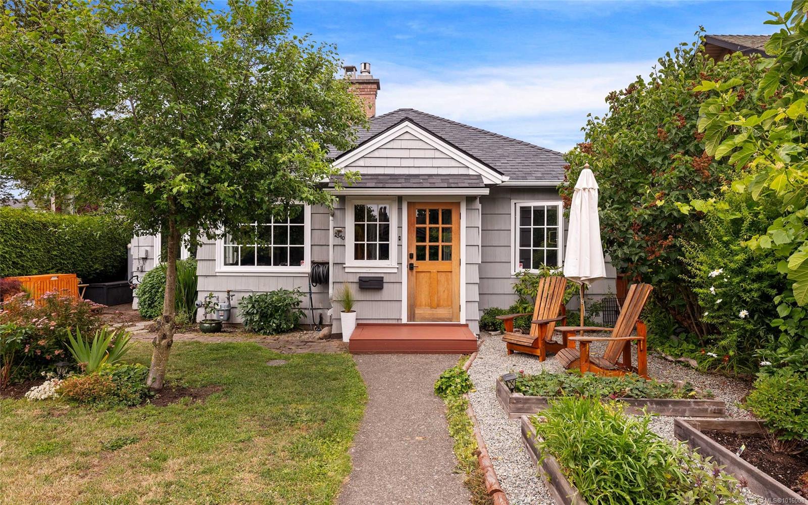 2540 Empire St, Victoria, BC V8T 3M6