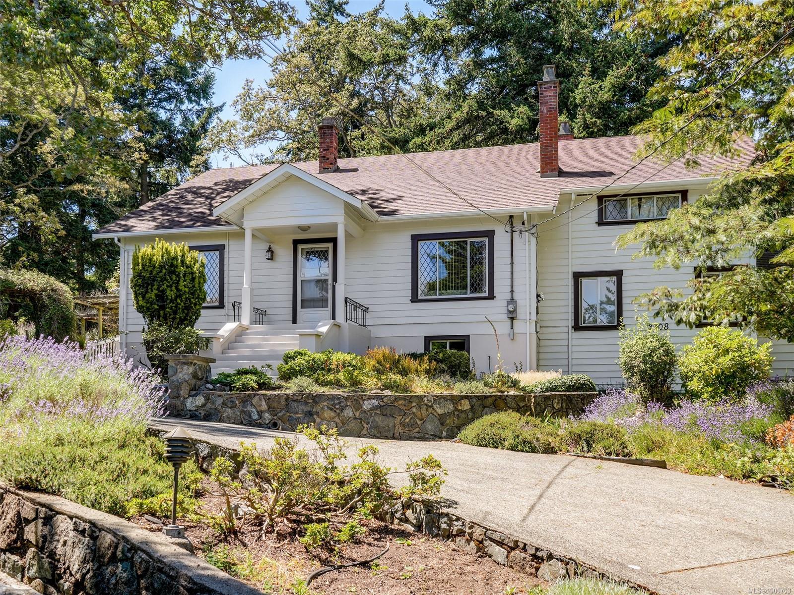 3908 Ascot Dr, Saanich, BC V8P 3S1