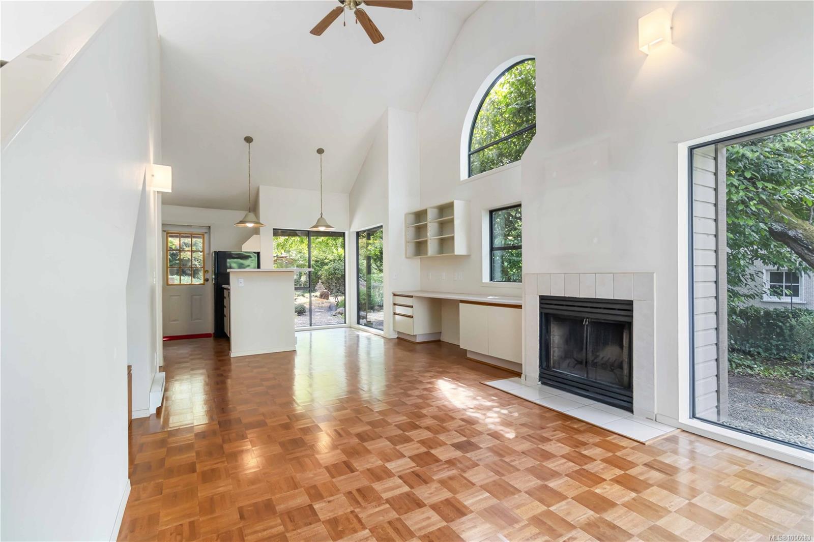 2087 Byron St, Oak Bay, BC V8R 1L8