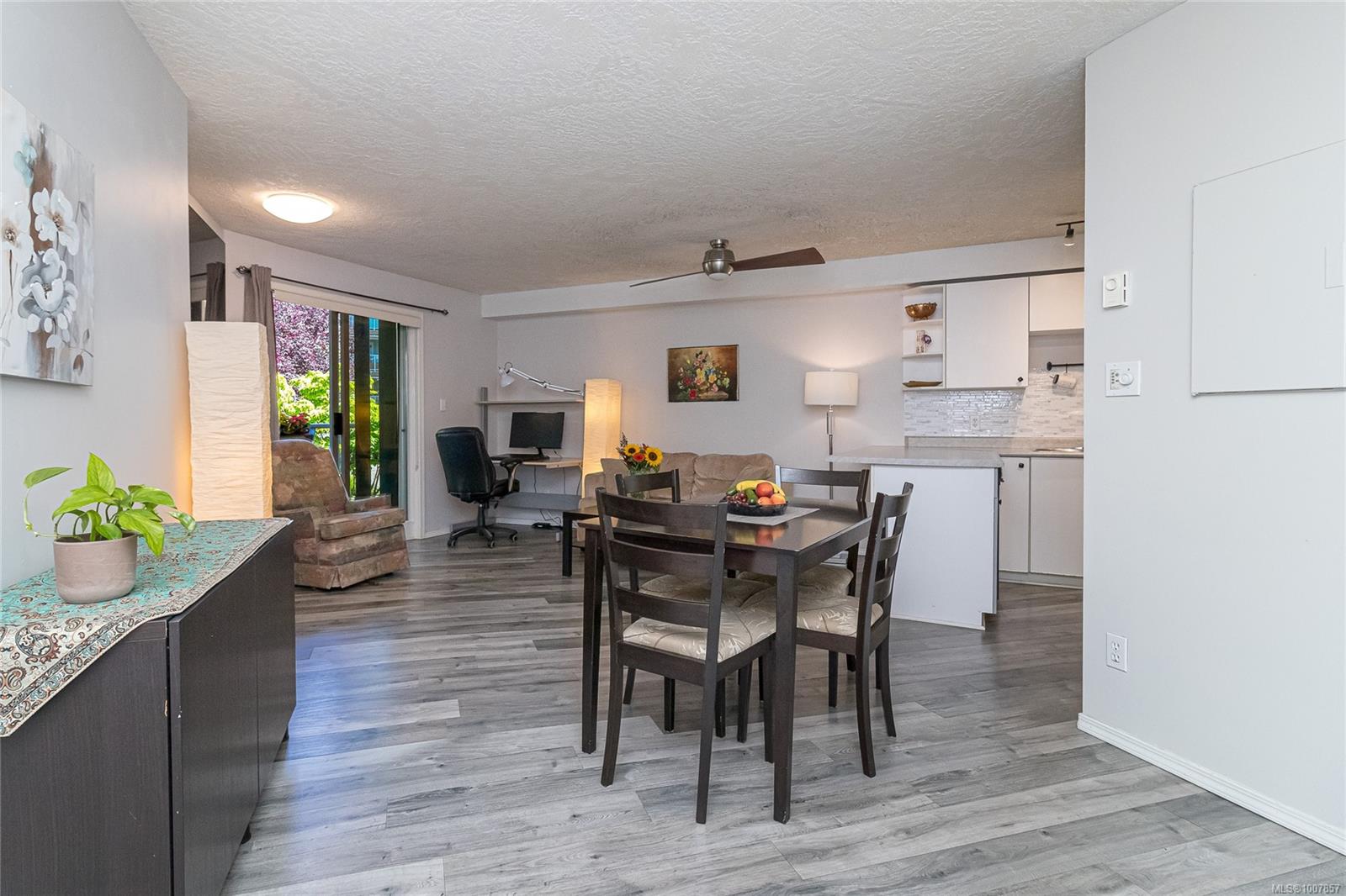 494 Marsett Pl Apt 211, Saanich, BC V8Z 7J1